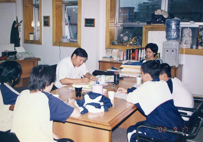 2002年，张克强董事长和我们交流，当然，我们可不是调皮捣蛋被谈话，可是优秀生代表！